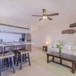 Banana's Oceanfront Suite - Dining & Living Room