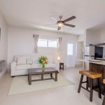 Banana's Courtyard Suite - Living Room & Kitchen